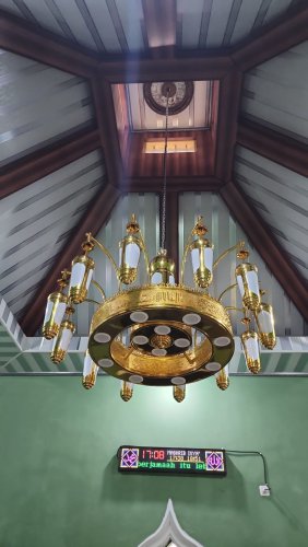 Lampu Gantung Kuningan Masjid Megah