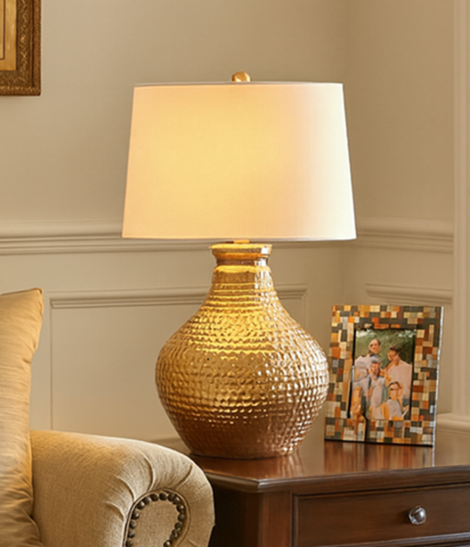 Lampu Meja Kuningan Elegan – Table Lamp Gold Tekstur Premium untuk Interior Mewah