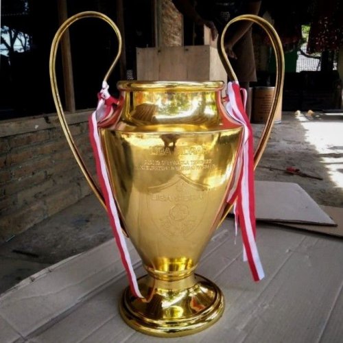 Piala Kuningan Klasik Elegan